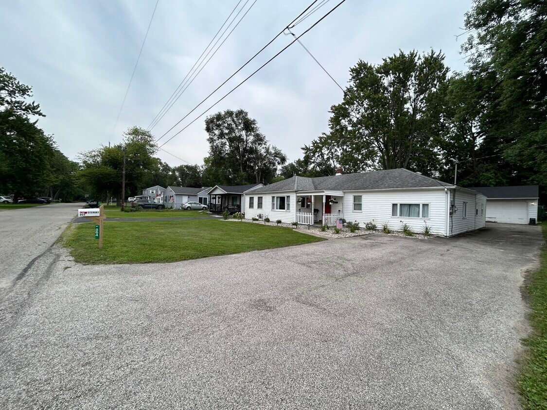 Primary Photo - 869 Dempster St