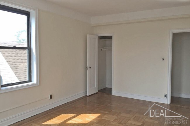 Foto del edificio - Large One Bedroom with Verrazano Views !!!