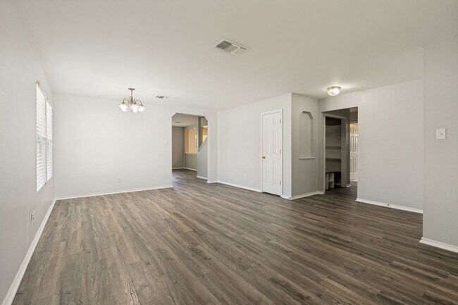 Building Photo - 153 Hanging Moss Dr