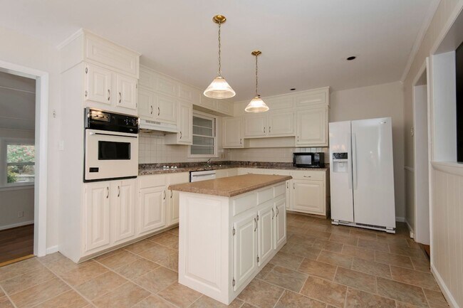 Building Photo - Available June 10! Sweet ranch home in Nor...