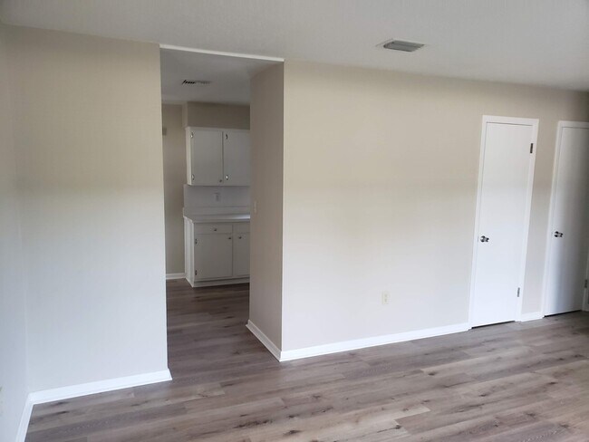 Foto del edificio - 3 bed, 1.5 bath corner lot