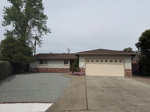 Building Photo - 1209 St Louis Dr
