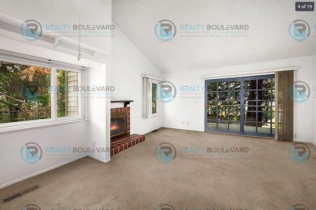 Foto del edificio - This stunning two-bedroom, two-bathroom to...