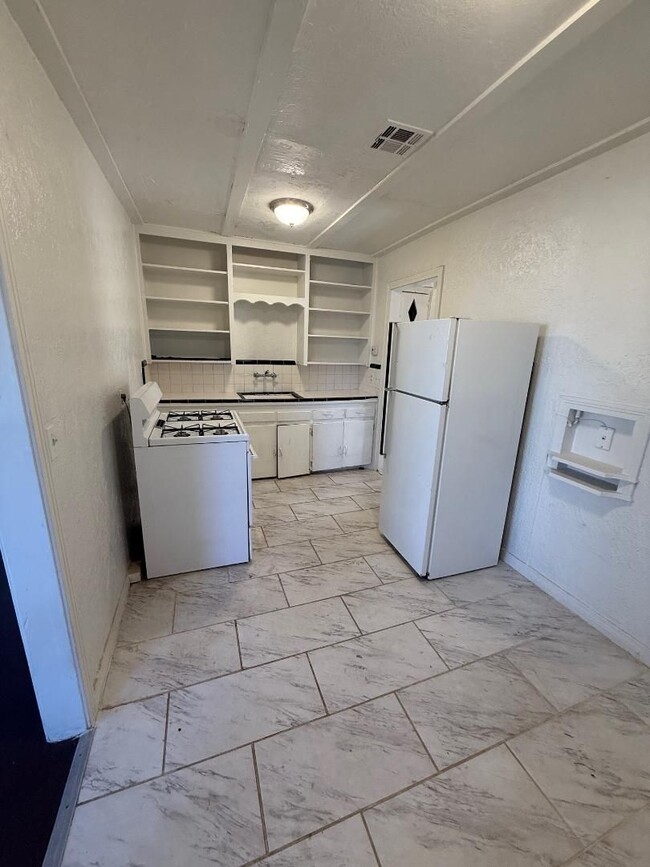 Building Photo - 1 Bed 1 Bath Duplex For Lease Available 2/...