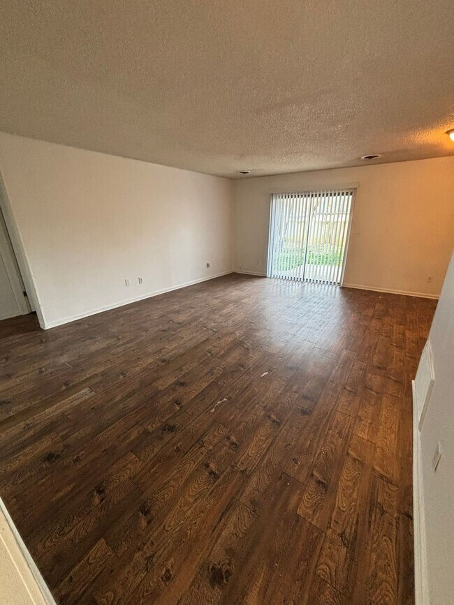 Foto del edificio - 3-Bedroom 2-Bathroom House in Fayetteville Near Fiesta Square!