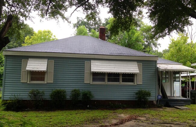 Bungalow style home nestled on a dead end street - 1229 Jensen St