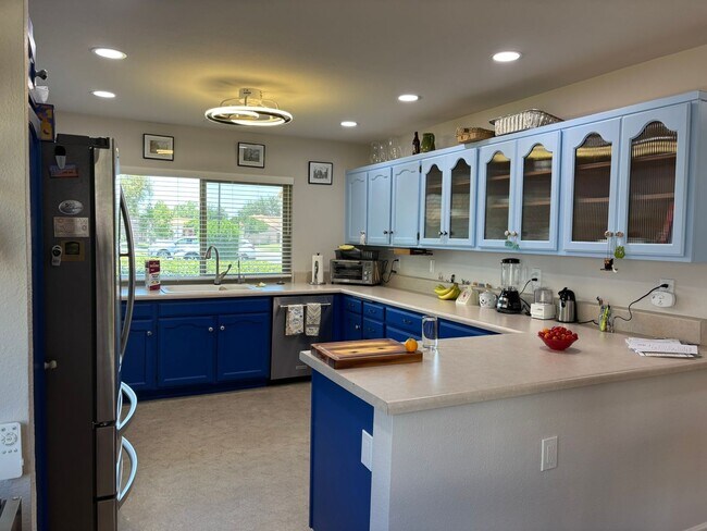 Foto del edificio - Beautifully updated 2 bedroom with large d...