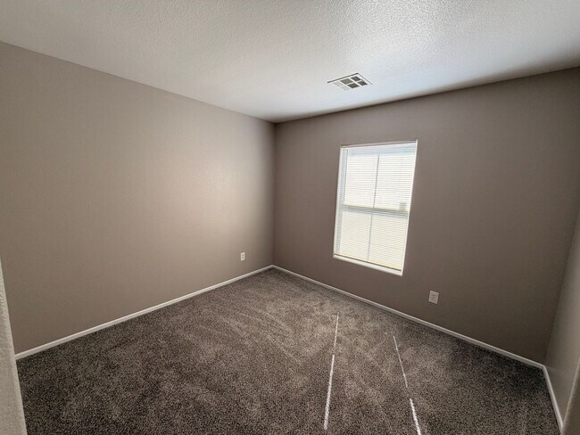 Foto del edificio - Fantastic 3 Bedroom near Blue Diamond!