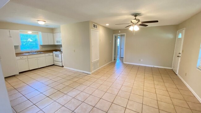 Building Photo - Cozy 3-Bedroom/1.5-bathroom Single Family Home in Casselberry!
