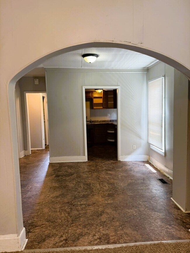 Foto del edificio - Charming 2-Bedroom Home with Detached Garage & Spacious Yard