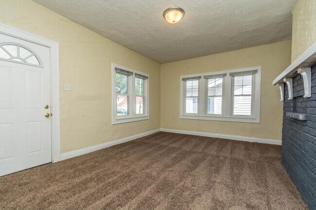 Foto del edificio - 402 E 10th St