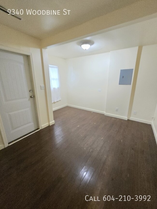 Building Photo - 3 Bedroom Duplex