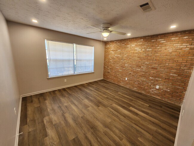 Building Photo - 1602 Luza St