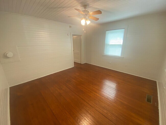 Foto del edificio - Adorable 1 Bedroom Walltown Duplex - Walk to Duke or Ninth St