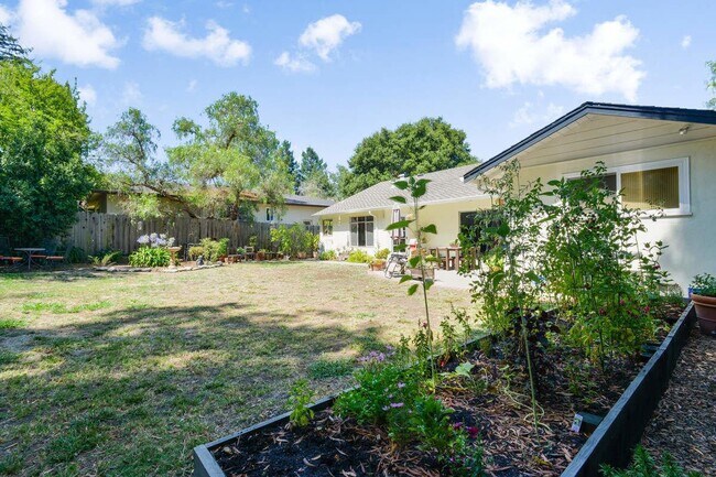 Building Photo - 2035 El Prado Ave
