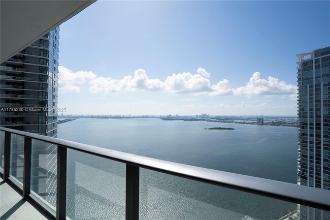 Foto del edificio - 650 NE 32nd St