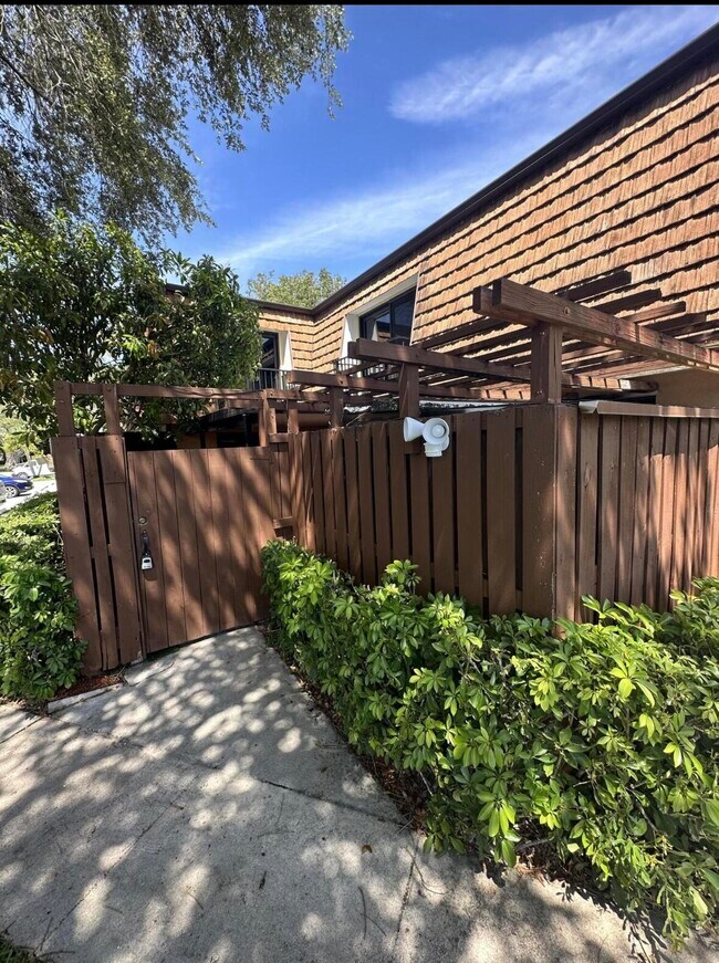 Building Photo - 108 1st Ln