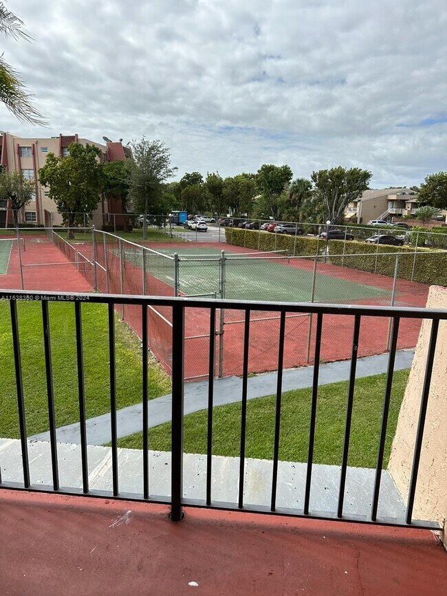Foto del edificio - 13701 Kendale Lakes Cir