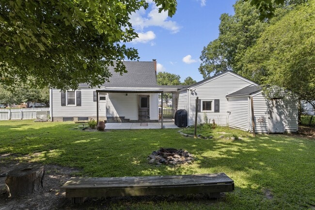 Building Photo - 4009 Maple Dr