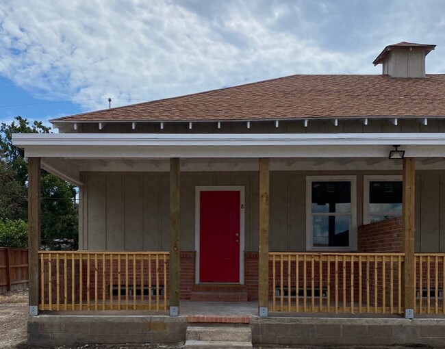 Building Photo - 907 Magnusson Ave