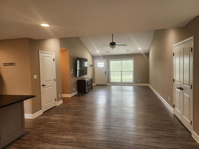 Building Photo - Alcoa 37701 - 4 bedroom 2 bath - call Tom ...