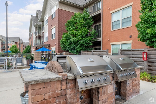 Courtyard - Grill - The Vue at Pinnacle Park