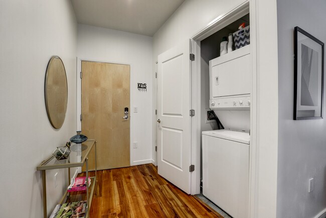 Building Photo - 2958 Syracuse St