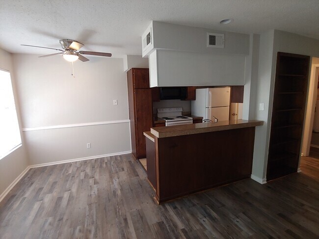 Building Photo - Nice, remodeled 2/2 condo in Medical Cente...