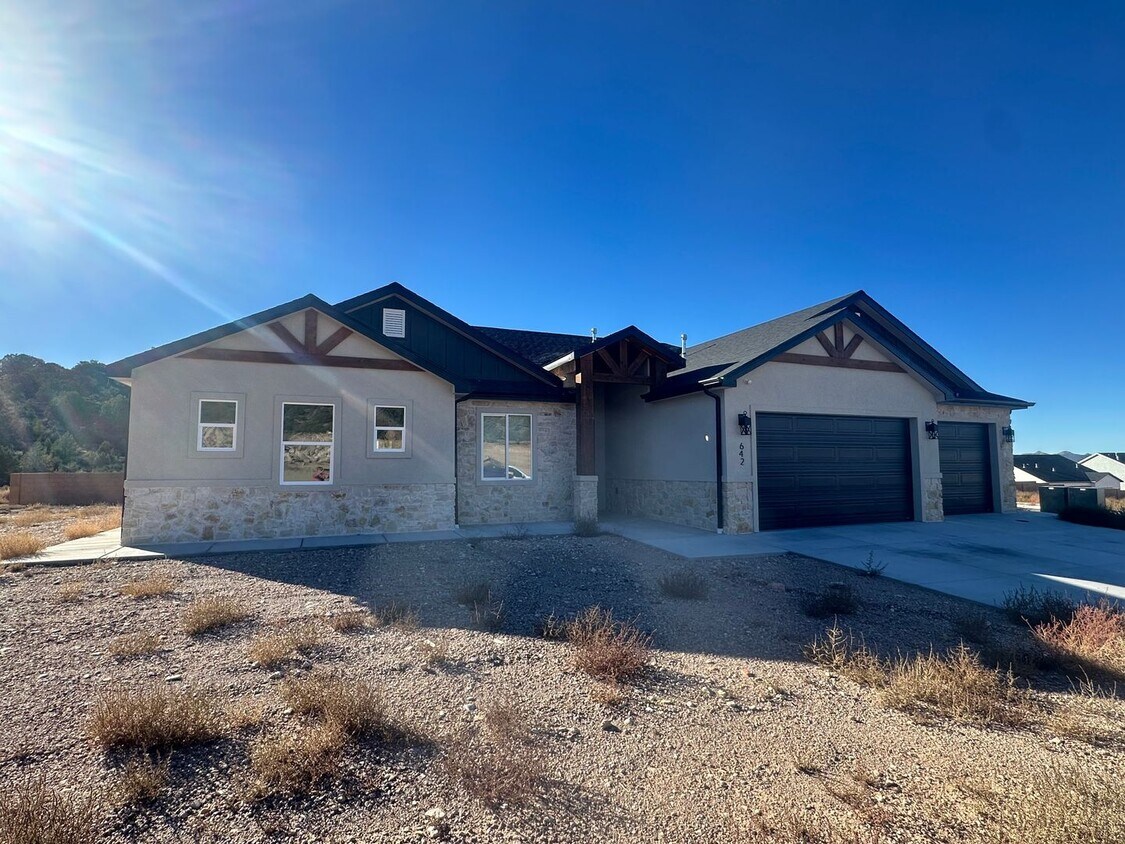 Foto principal - Beautiful New 4 Bedroom Home in Cedar City!
