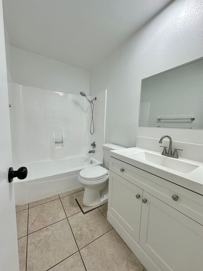 Foto del edificio - BEAUTIFUL 2 BD/1 BATH UNIT FOR RENT!