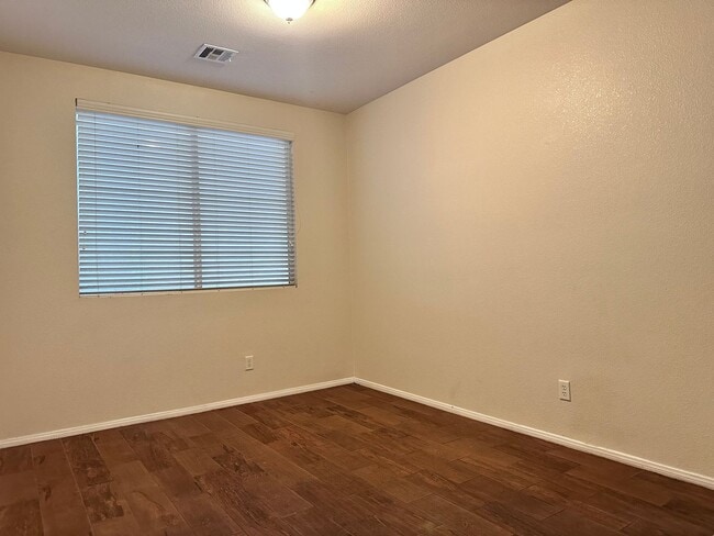 Foto del edificio - Welcome to this beautifully maintained two-story home offering 4 spacious bedrooms and 3 full bat...