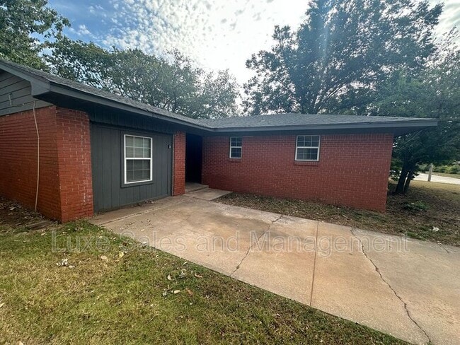 Foto del edificio - 8204 N Harvey Pl