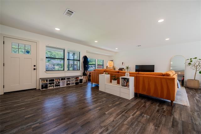 Foto del edificio - 3704 Strayhorn Dr