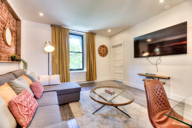 Building Photo - 3833 R. Saint-Denis