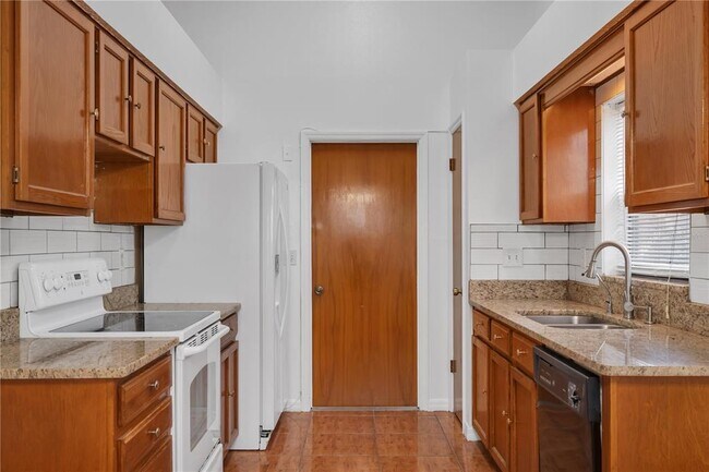 Foto del edificio - 10851 Log House Rd