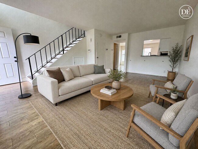 Building Photo - FOR RENT 2BD/1.5 BA/2 parkings/ Town House
