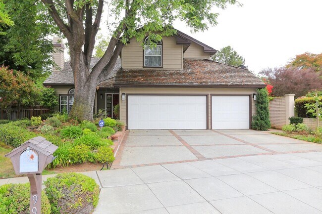 Building Photo - 996 Solana Ct