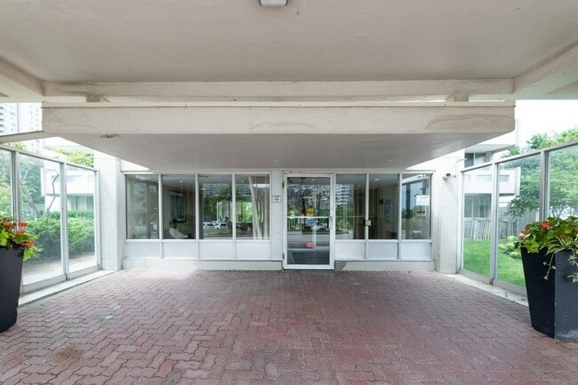Building Photo - 3575 Kaneff Crescent