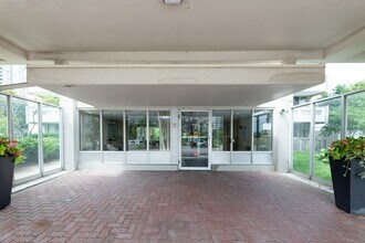 Building Photo - 3575 Kaneff Crescent