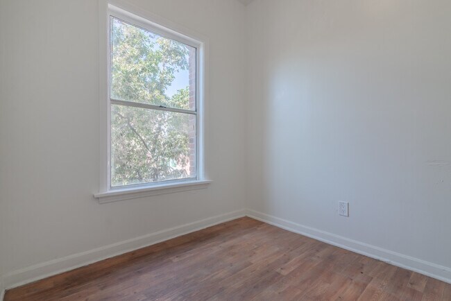 Building Photo - 1522 N Mariposa Ave