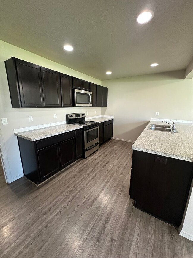 Foto del edificio - Stunning 4 Bedroom 2.5 Bath Duplex town ho...
