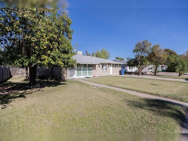 Building Photo - 530 W 15th St