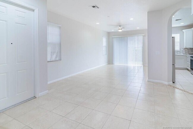 Foto del edificio - 356 SE Bloxham Way