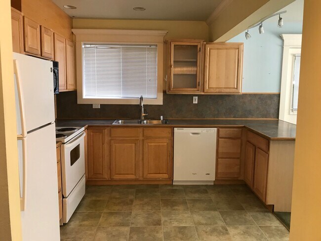 Foto del edificio - Pre - Leasing Excellent 7 Bedroom/3 Bathro...