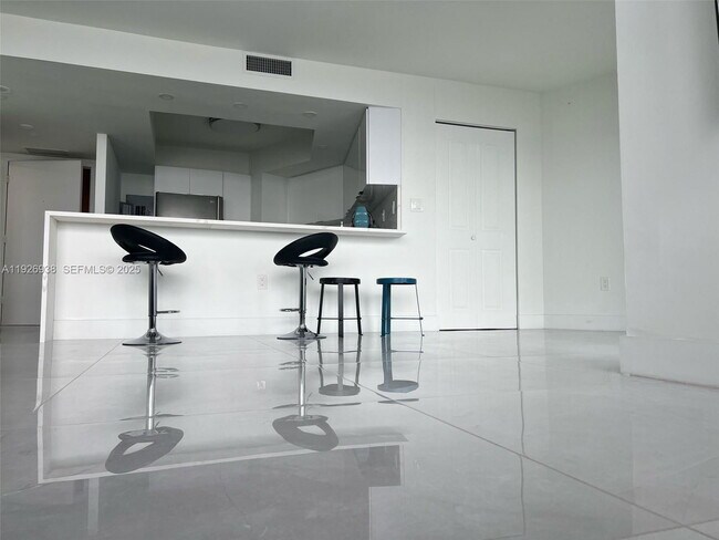 Foto del edificio - 11930 N Bayshore Dr