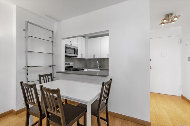 Building Photo - 125 Queens Blvd