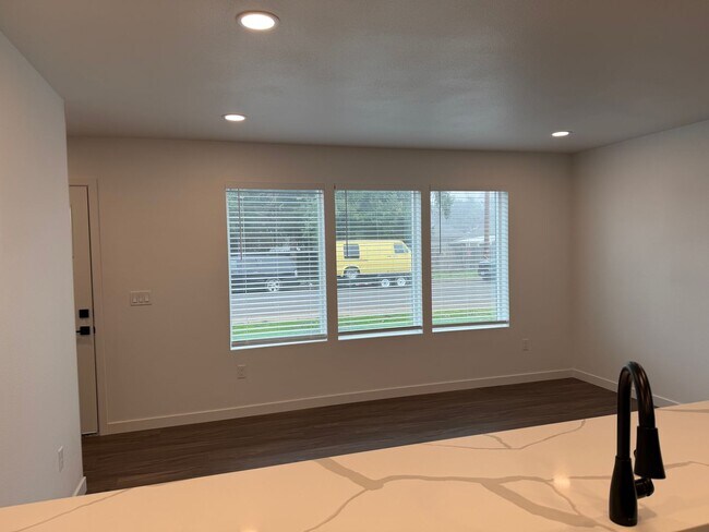 Foto del edificio - Brand new 3 bedroom 3 full bath townhouse in Thurston!