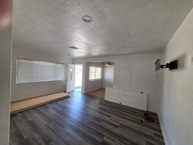 Foto del edificio - 1225 Castaic Ave
