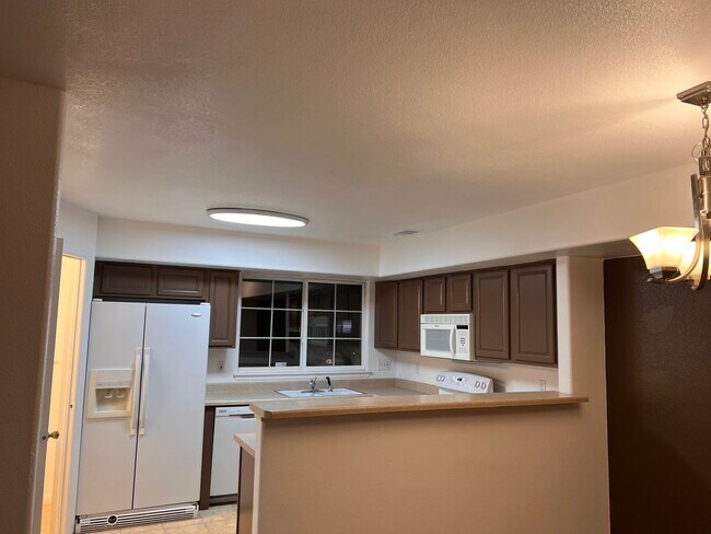 Foto del edificio - Gorgeous 2 bed/2.5 bath townhome in Welby ...