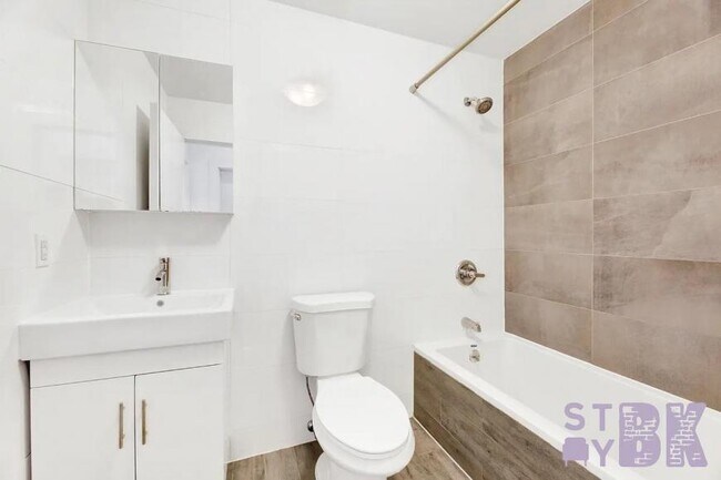 Foto del edificio - 3 bedroom in Brooklyn NY 11233